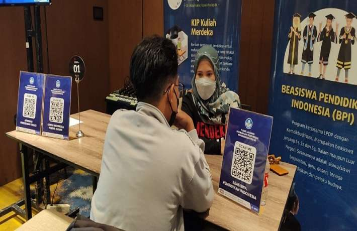 Stand Puslapdik Dikunjungi Para Pemburu Beasiswa di WEE Yogjakarta