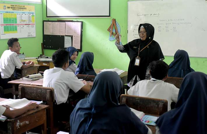 Guru Non PNS Dapat Melaksanakan Magang Tanpa Dihentikan Tunjangannya