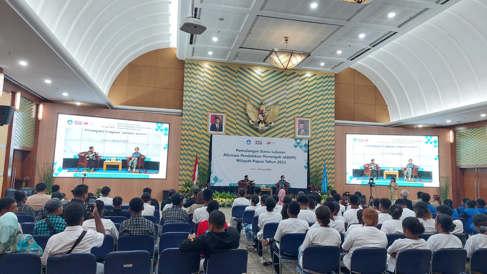 Nadiem Harap Pelajar Papua Penerima  ADEM Lanjutkan ke Pendidikan Tinggi