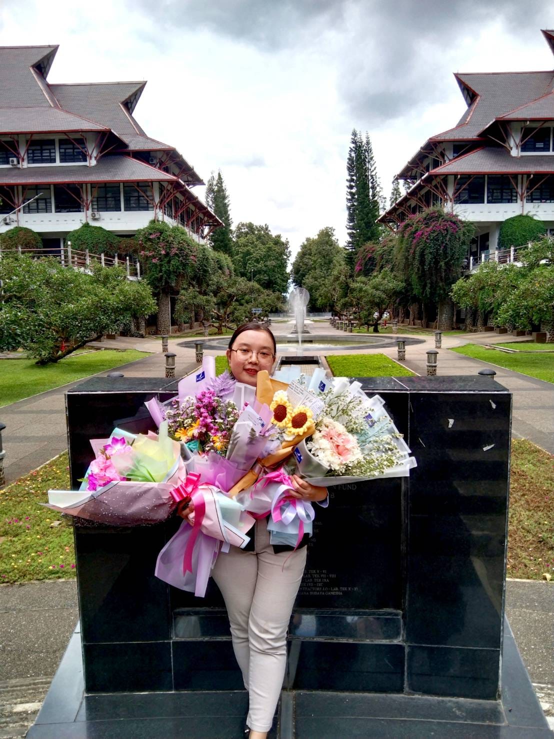Anak Penjual Bubur Penerima  KIP Kuliah Lulus Cumlaude dari ITB