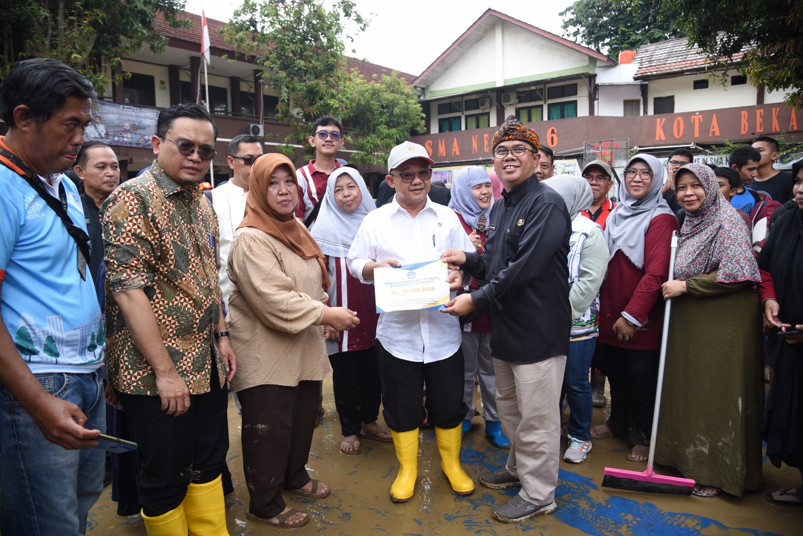 Kemendikdasmen Berikan Bantuan ke Sekolah Terdampak Banjir di Bekasi